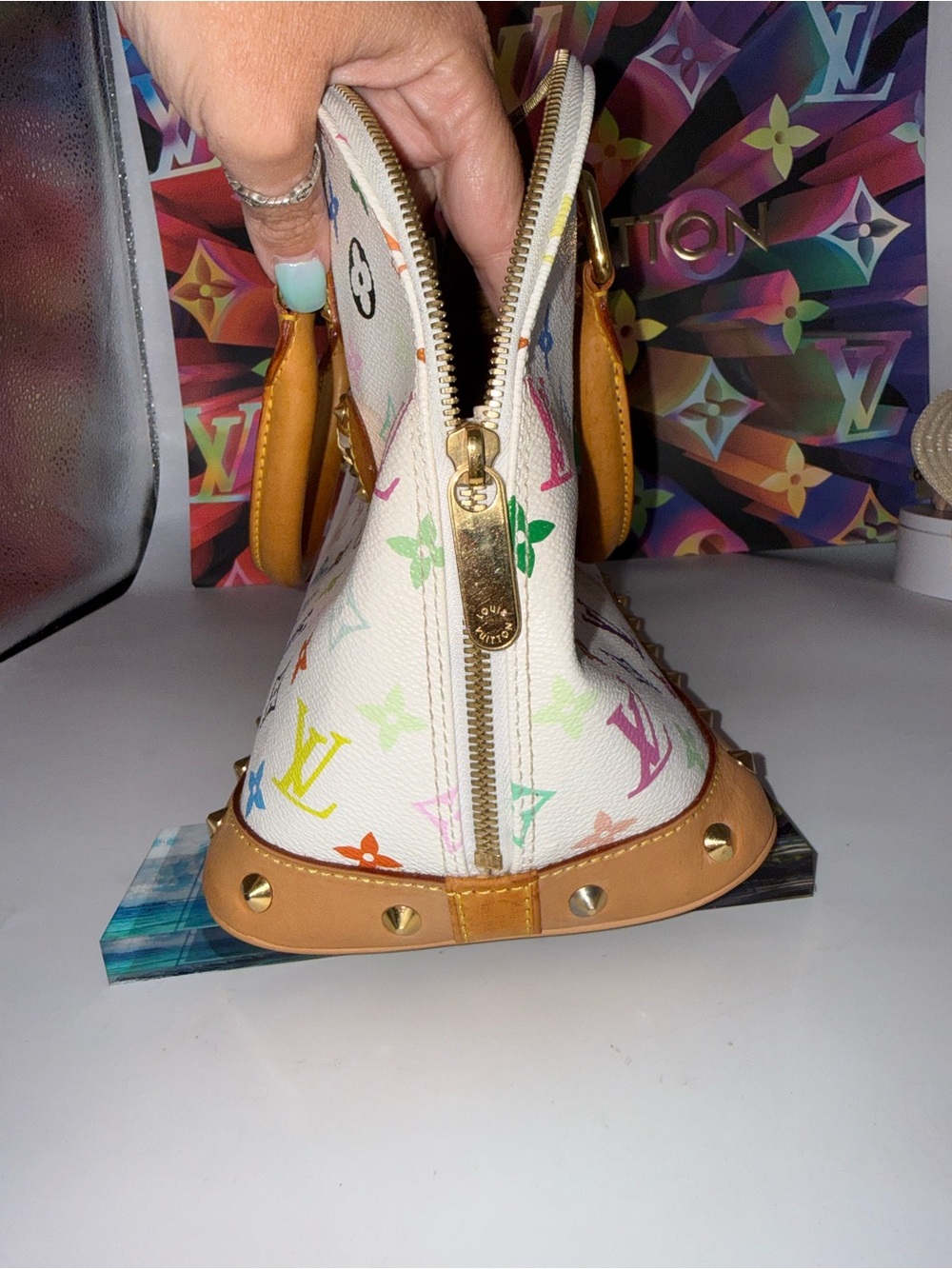 Louis Vuitton Alma - Picture 4 of 13